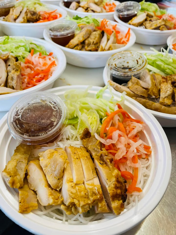 Cette semaine, le vermicelles de riz au poulet grillé 🍗 remplacera le vermicelles au porc…