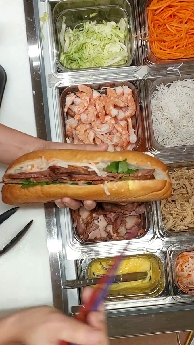 Nos bánh mì maison, garnis à la main 🥖