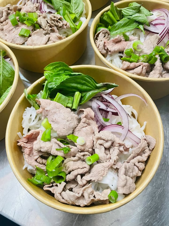 Une soupe tonkinoise, un repas réconfortant pour les journées pluvieuses. ☔️🍜