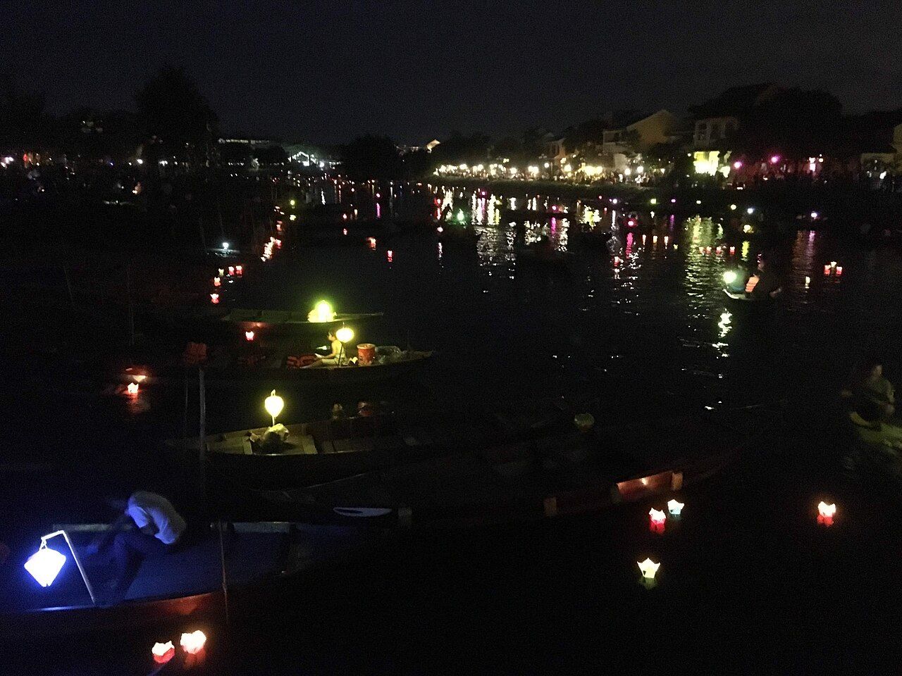 Barques et lanternes flottantes sur la rivière Thu Bồn pendant la fête de la pleine lune à Hội An