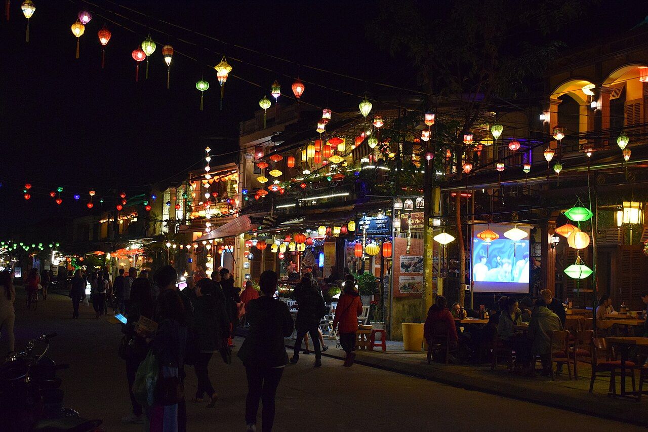 Rue de la vieille ville de Hội An éclairée de lanternes en soirée